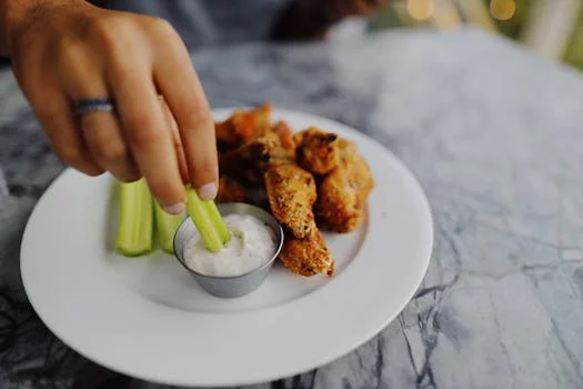 buffalo wings with ranch dipping sauce